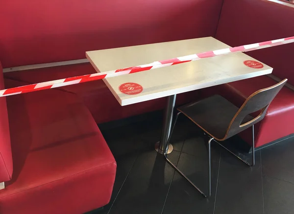 Sep 2020 Masa Sandalyelerle Kapatılmış Restoran Standı Tüm Konukseverlik Endüstrisi — Stok fotoğraf