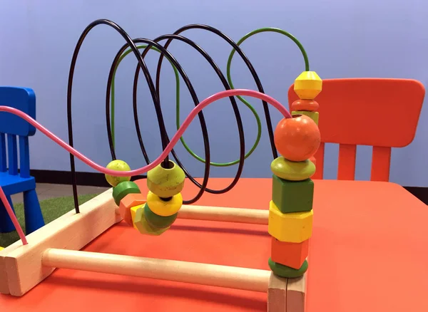 Ένα Ξύλινο Σύρμα Χάντρα Λαβύρινθο Εκπαιδευτικό Παιχνίδι Ένα Άδειο Παιδικό — Φωτογραφία Αρχείου