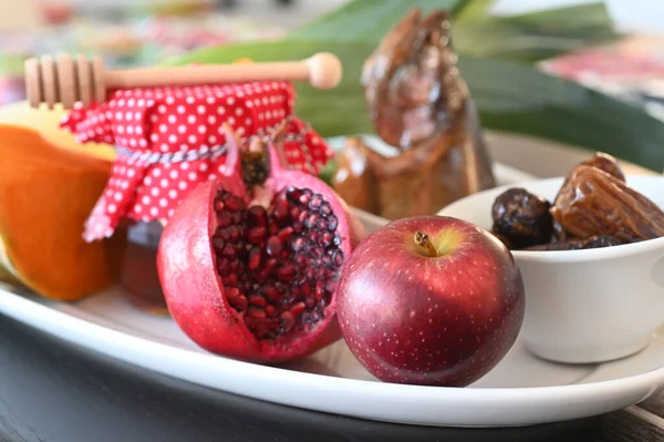 Rosh Hashanah (Yahudi Yeni Yılı), Hamursuz Bayramı yemeği tabağı. İnsan yok. Boşluğu kopyala