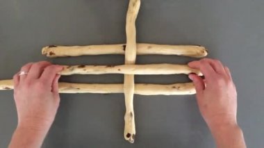 POV bakış açısına göre Yahudi kadın özel örgü örüyor ve hazırlanıyor. Challah, Rosh Hashanah Yahudi Yeni Yıl tatili için özel örgü örüyor.. 