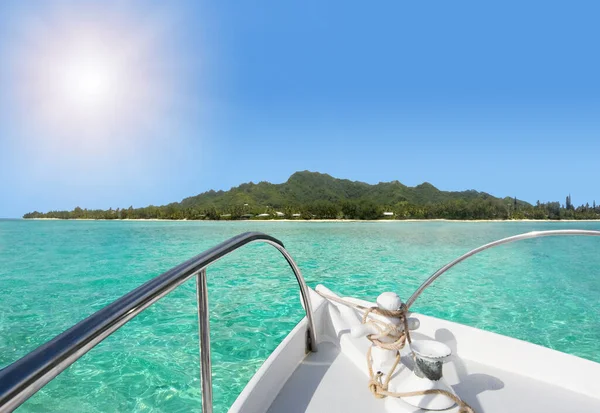 Landschap Uitzicht Een Tropisch Eiland Vanuit Een Jacht Zeilboot Oogpunt — Stockfoto