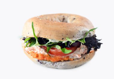 Tütsülenmiş somon simidi beyaz arka planda izole edilmiş..