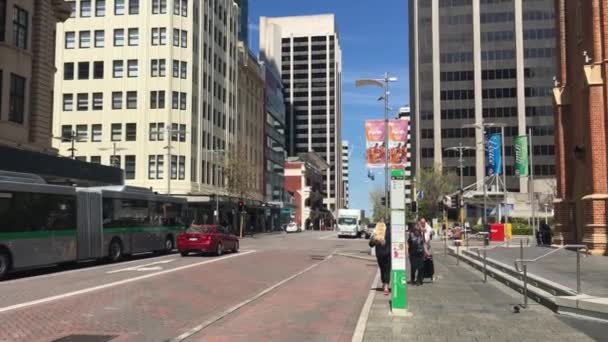 Perth Sep 2020 Traffic Sky Scrapers Building Wwilliam Street Perth — стоковое видео