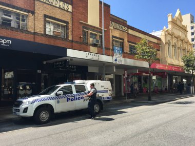 PERTH - SEP 25 2020: Batı Avustralya Polis memuru ve polis arabası. Perth, sürekli olarak dünyanın en yaşanabilir 10 şehrinde yer alan Avustralya 'nın en güvenli, en temiz ve en canlı şehrinde bulunuyor..