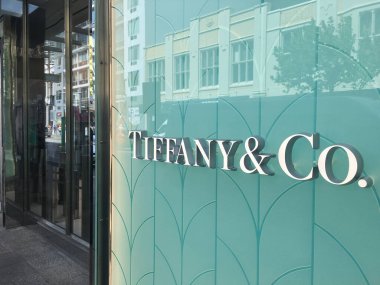 PERTH - SEP 25 2020: Tiffany & Co lüks mücevher, porselen & gümüş artı düğün kaydı ile tanınan lüks bir Amerikan perakendecisi.