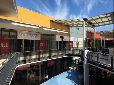 PERTH - SEP 25 2020: Watertown Brand Outlet Centre Perth, Batı Avustralya 'daki en popüler fabrika satış merkezleri.