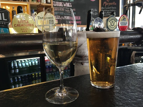Perth Sep 2020 Glass White Wine Beer Cup Pub Counter — 图库照片