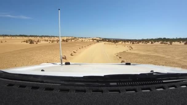 西オーストラリア州セルバンテス近くのピナクルズ砂漠を走行中の車両のタイムラプスPov — ストック動画
