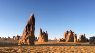 Batı Avustralya 'daki Cervantes yakınlarındaki Pinnacle Çölü kireçtaşı oluşumlarının manzarası..