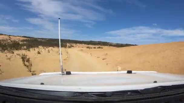 西オーストラリア州セルバンテス近くのピナクルズ砂漠を走行中の車両のタイムラプスPov — ストック動画