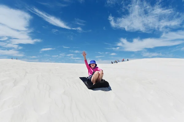 Menina Australiana Idade Deslizando Para Baixo Dunas Areia Lancelin Perto — Fotografia de Stock