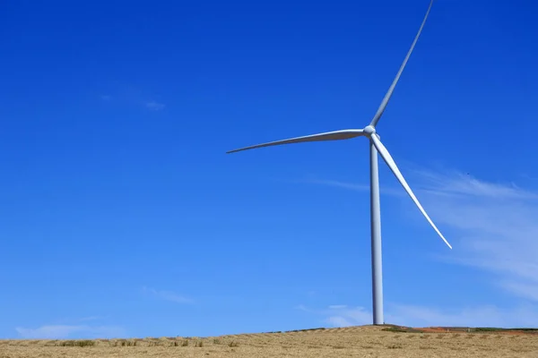 Grande Turbina Conversora Energia Cinética Energia Eólica Girando Campo Perto — Fotografia de Stock