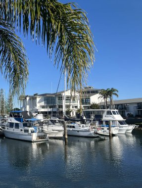 PORT MACQuARIE, NSW - 12. 2025: Avustralya 'nın en popüler tatil beldelerinden biri olan Yeni Güney Galler' in kuzey kıyısındaki Port Macquarie Marina 'da demirleyen yelkenliler.