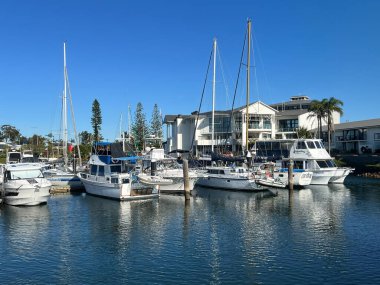 PORT MACQuARIE, NSW - 12. 2025: Avustralya 'nın en popüler tatil beldelerinden biri olan Yeni Güney Galler' in kuzey kıyısındaki Port Macquarie Marina 'da demirleyen yelkenliler.