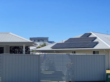PORT MACQUAIRE, NSW - SEP 19 2025: Banliyöde bir çatı katı güneş enerjisi. 2024 yılı sonlarında ve 2025 yılına kadar, Avustralya genelinde 4 milyondan fazla çatı güneş sistemi kuruldu..