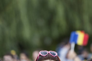 Oink gözlük ve gökkuşağı bayrakları eşcinsel gurur 