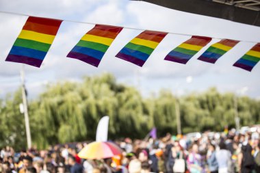 Eşcinsel gurur katılımcılar gökkuşağı renkli bayrak ile