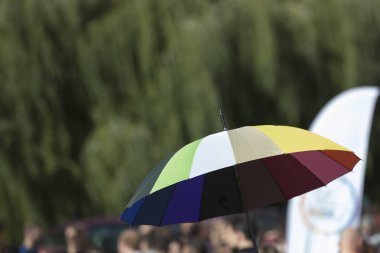 Eşcinsel gurur katılımcıyla gökkuşağı renkli şemsiye