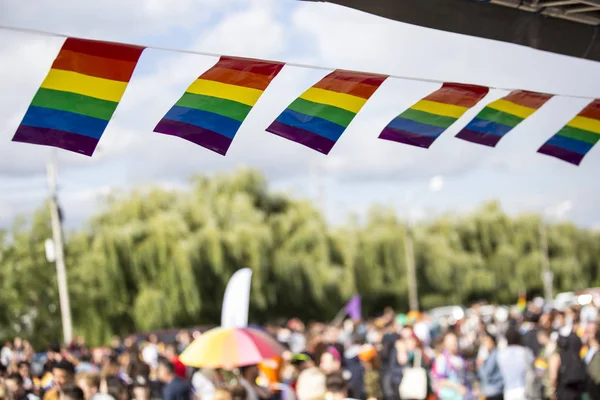 Eşcinsel gurur katılımcılar gökkuşağı renkli bayrak ile