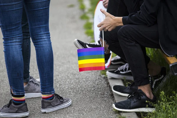 Eşcinsel gurur katılımcılar gökkuşağı renkli bayrak ile