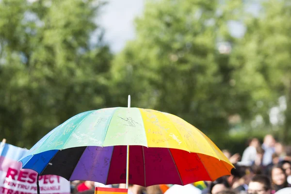 Eşcinsel gurur katılımcıyla gökkuşağı renkli şemsiye