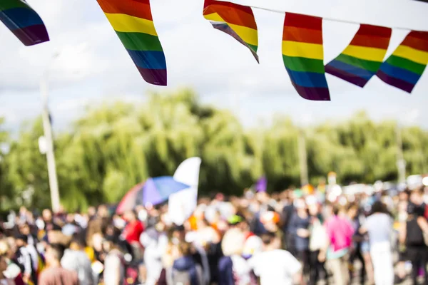 Eşcinsel gurur katılımcılar gökkuşağı renkli bayrak ile