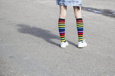 Gökkuşağı giyen kişi düşük bölümünü renkli çorap
