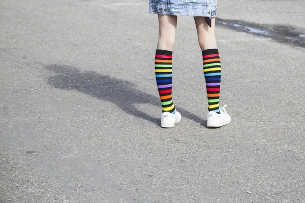 Gökkuşağı giyen kişi düşük bölümünü renkli çorap