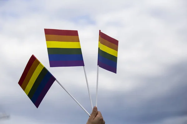 Gökkuşağı bayrakları mavi gökyüzünde renkli