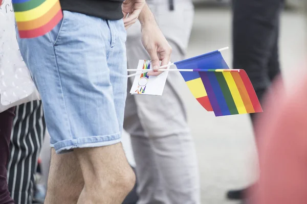 Yalnız adam ayakta gökkuşağı renkli bayraklar holding