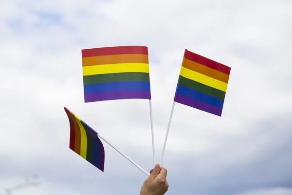 Gökkuşağı bayrakları mavi gökyüzünde renkli