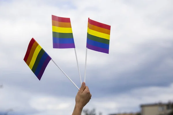 Gökkuşağı bayrakları mavi gökyüzünde renkli