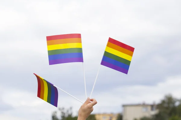 Gökkuşağı bayrakları mavi gökyüzünde renkli