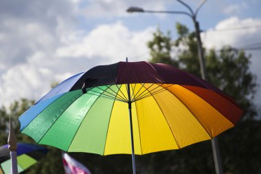 Gökkuşağı renkli şemsiye ile gay geçit, mavi gökyüzü arka plan