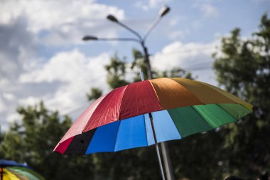 Gökkuşağı renkli şemsiye ile gay geçit, mavi gökyüzü arka plan