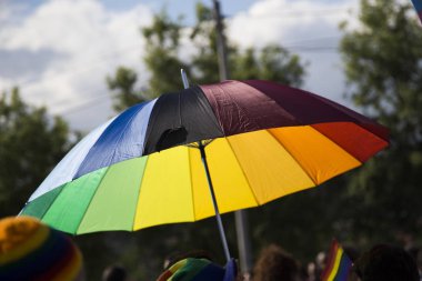 Gökkuşağı renkli şemsiye ile gay geçit, mavi gökyüzü arka plan