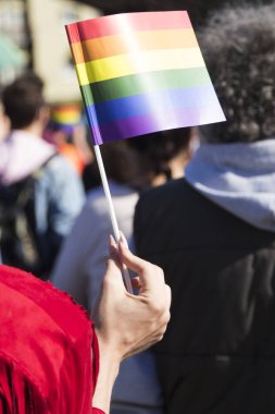 Eşcinsel geçit katılımcılar gökkuşağı renkli bayrak ile