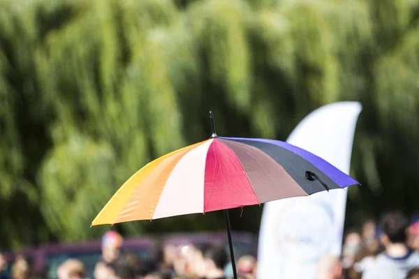 Gökkuşağı renkli şemsiye ile gay geçit, mavi gökyüzü arka plan