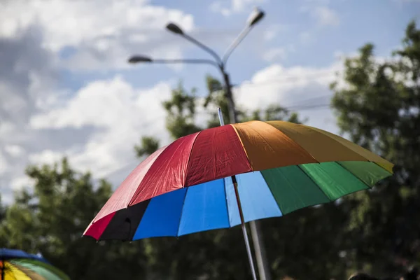 Gökkuşağı renkli şemsiye ile gay geçit, mavi gökyüzü arka plan