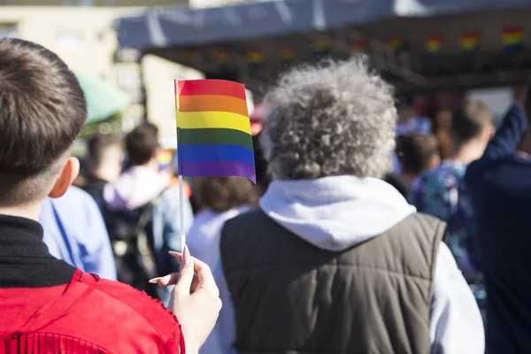 Eşcinsel geçit katılımcılar gökkuşağı renkli bayrak ile