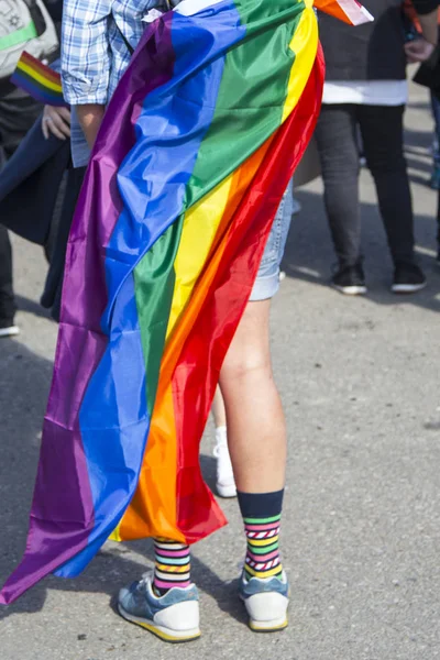 Eşcinsel gurur katılımcıyla gökkuşağı renkli bayrak ve çorap