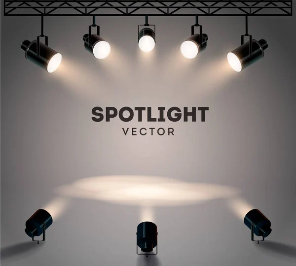 Strålkastare med starkt vitt ljus skiner scen vektor inställd. Upplyst effekt form projektor, illustration av projektorn för studio belysning — Stock vektor