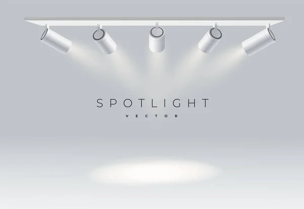 Fem spotlights realistiska på panel med ljust vitt ljus lysande skede vektor set. Belyst effekt form projektor, projektor för Studio. Minimalistisk lampa i grå färg EPS 10 — Stock vektor