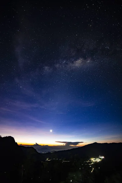 Galaxy visas på dawn sky — Stockfoto
