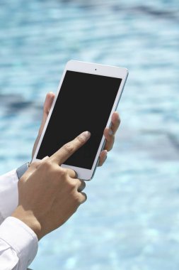 Tanınmayan işadamı kullanarak telefon