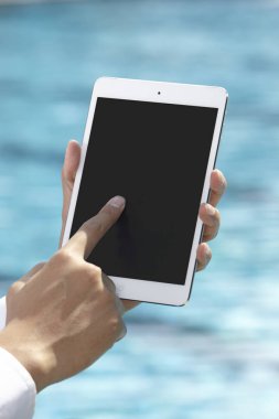 Tanınmayan işadamı kullanarak telefon