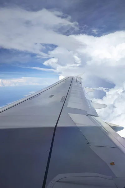 翼面通过风暴的飞机的窗口视图 — 图库照片