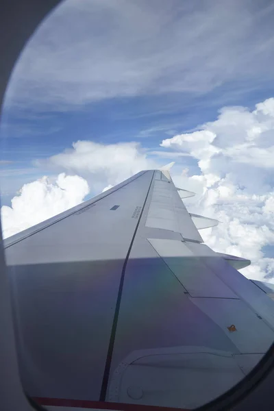 Ventana vista del avión en ala a través de la tormenta — Foto de Stock