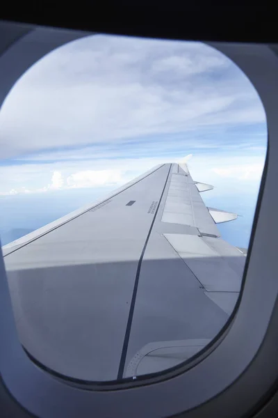Προβολή παραθύρου αεροπλάνο στο wingside μέσω της θύελλας — Φωτογραφία Αρχείου