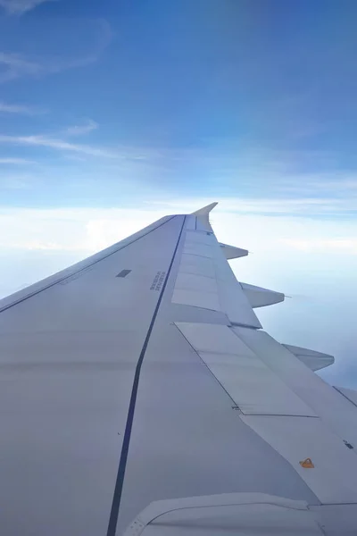 Fensteransicht des Flugzeugs auf der Flügelseite — Stockfoto